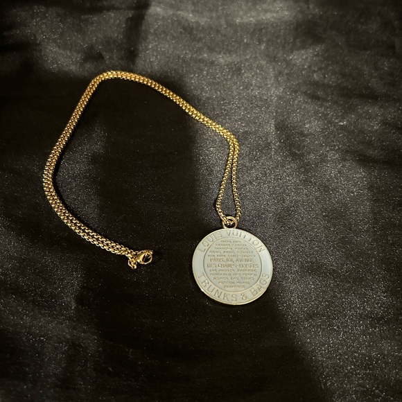 Louis Vuitton Trunks & Bags Big Medallion on Unbranded Gold Tone Chain - Picture 2 of 2